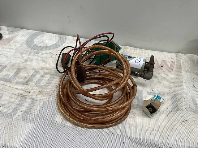 Elektrische pomp met slang - afbeelding 1 van  1