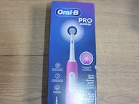 Elektrische tandenborstel braun oral b smart 4 4100 s white en braun oral b pro junior 6+ purple (b435) - afbeelding 5 van  6