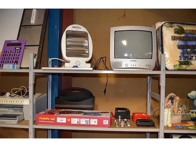 Elektrische verwarming, kleuren tv salora, 3 sigarettenmachientjes, 6 dames uurwerken, ukelele set, planningsbord - afbeelding 1 van  8
