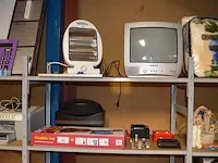 Elektrische verwarming, kleuren tv salora, 3 sigarettenmachientjes, 6 dames uurwerken, ukelele set, planningsbord - afbeelding 1 van  8