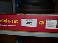 Elektrische verwarming, kleuren tv salora, 3 sigarettenmachientjes, 6 dames uurwerken, ukelele set, planningsbord - afbeelding 2 van  8