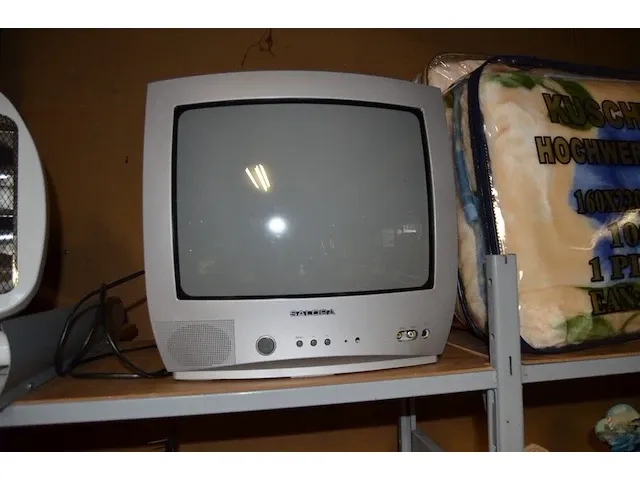Elektrische verwarming, kleuren tv salora, 3 sigarettenmachientjes, 6 dames uurwerken, ukelele set, planningsbord - afbeelding 4 van  8