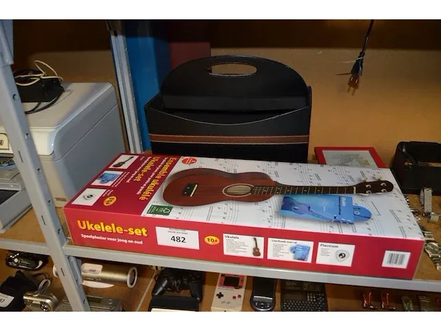 Elektrische verwarming, kleuren tv salora, 3 sigarettenmachientjes, 6 dames uurwerken, ukelele set, planningsbord - afbeelding 5 van  8