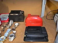 Elektrische verwarming, kleuren tv salora, 3 sigarettenmachientjes, 6 dames uurwerken, ukelele set, planningsbord - afbeelding 6 van  8