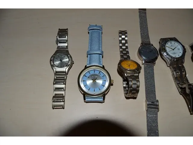 Elektrische verwarming, kleuren tv salora, 3 sigarettenmachientjes, 6 dames uurwerken, ukelele set, planningsbord - afbeelding 7 van  8