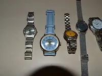 Elektrische verwarming, kleuren tv salora, 3 sigarettenmachientjes, 6 dames uurwerken, ukelele set, planningsbord - afbeelding 7 van  8