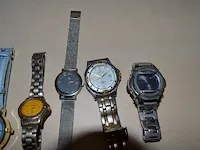 Elektrische verwarming, kleuren tv salora, 3 sigarettenmachientjes, 6 dames uurwerken, ukelele set, planningsbord - afbeelding 8 van  8