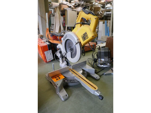 Elektrishe afkortzaagmachine dewalt - afbeelding 1 van  5