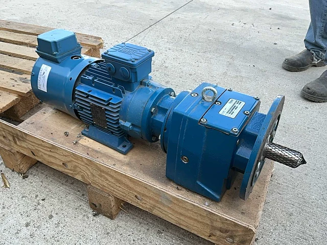 Elektromotor met reductie - afbeelding 1 van  5
