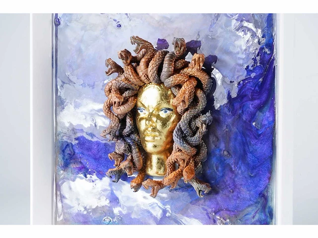 Elvira lopez - "la medusa n3" - sculptuur van medusa buste - 3d kunst op epoxy kunst frame van 40x40 cm. 1/1 - afbeelding 6 van  6