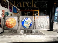 Elvira lopez - trio giant art "the world" 2024 -- 1/1 hand kunstwerk - 3 stuks van 110 cmx110cm - totale muur 110 cm x 350 cm- uitzonderlijk