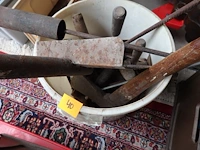 Emmer met oude handwerktuigen oa. kasseihamer - afbeelding 1 van  1