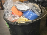Emmer met schuurpadjes en poliermachine - afbeelding 1 van  4