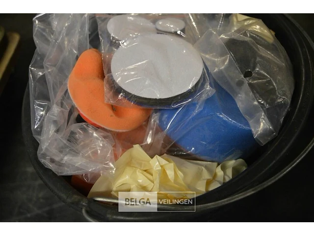 Emmer met schuurpadjes en poliermachine - afbeelding 2 van  4