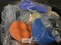 Emmer met schuurpadjes en poliermachine - afbeelding 3 van  4