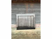 Enkele poort padouk vlak op het kader (170,5 cmb x 140 cmh)