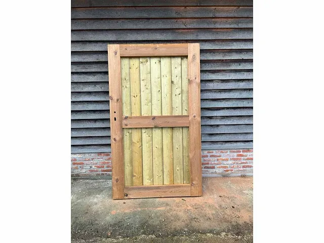 Enkele poort thermowood grenen kader + beplanking geïmpregneerde grenen vlak op het kader ( 109 cmb x 185,5 cmh) - afbeelding 3 van  4