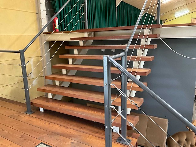 Entresolvloer verdieping hout/staal 330 m2 - afbeelding 32 van  35