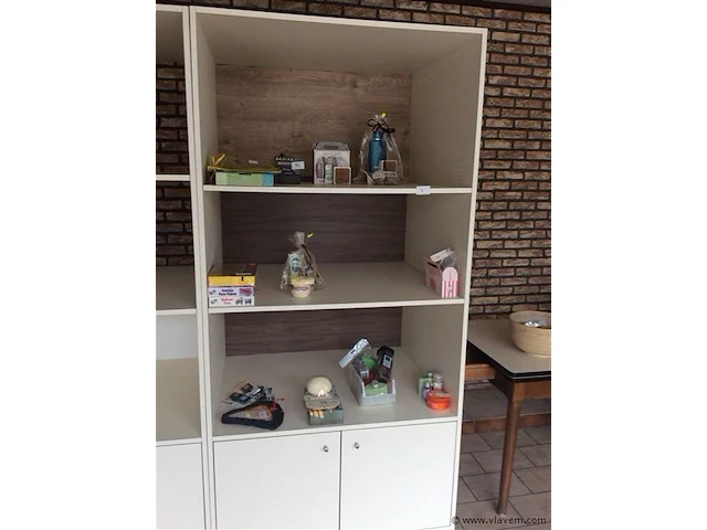 Etalagekast op wieltjes zonder inhoud - afbeelding 1 van  1