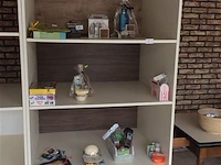 Etalagekast op wieltjes zonder inhoud