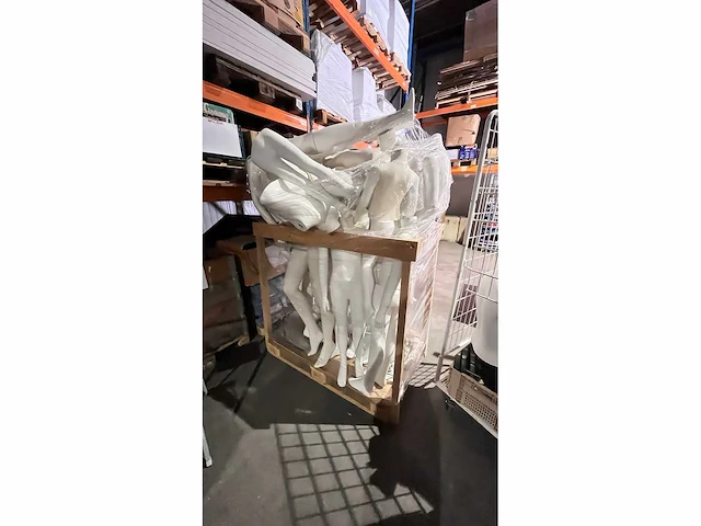 Etalagepoppen - paspoppen - window mannequins (48x) - afbeelding 3 van  12