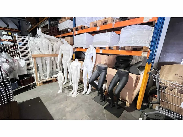 Etalagepoppen - paspoppen - window mannequins (48x) - afbeelding 5 van  12