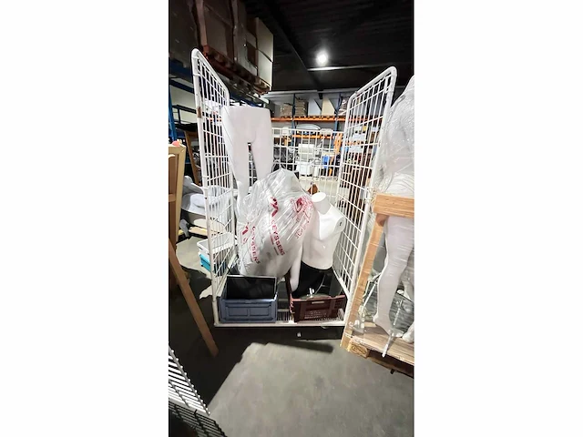 Etalagepoppen - paspoppen - window mannequins (48x) - afbeelding 11 van  12