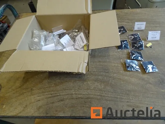 Etikethouder karton, mini pins - afbeelding 6 van  8