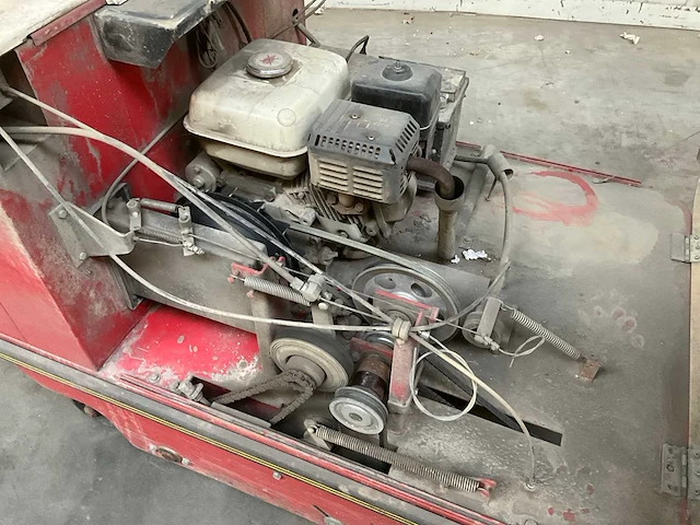 Eureka 870s zelfrijdende veegmachine benzine motor - afbeelding 2 van  16