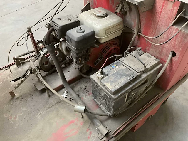 Eureka 870s zelfrijdende veegmachine benzine motor - afbeelding 3 van  16