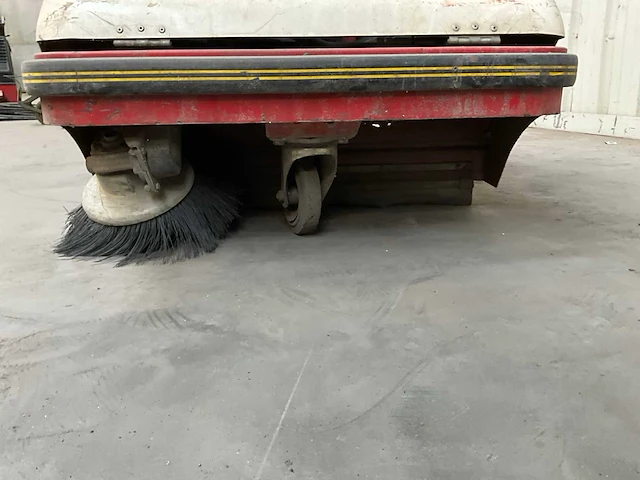 Eureka 870s zelfrijdende veegmachine benzine motor - afbeelding 7 van  16
