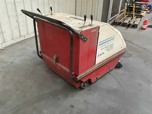 Eureka 870s zelfrijdende veegmachine benzine motor - afbeelding 11 van  16
