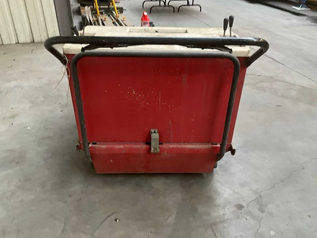Eureka 870s zelfrijdende veegmachine benzine motor - afbeelding 12 van  16