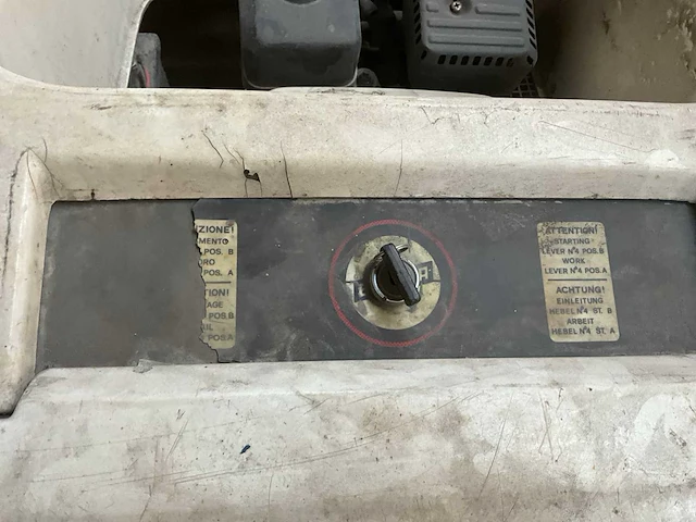 Eureka 870s zelfrijdende veegmachine benzine motor - afbeelding 15 van  16
