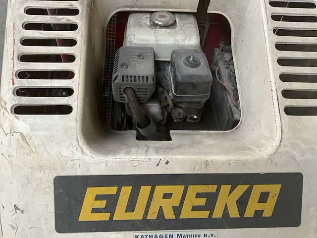 Eureka 870s zelfrijdende veegmachine benzine motor - afbeelding 16 van  16