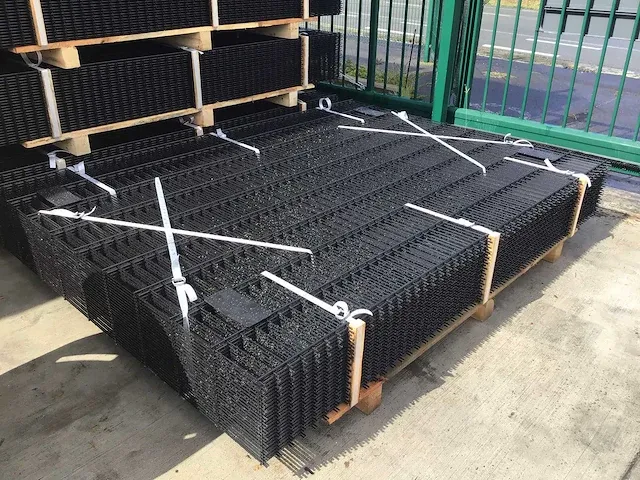 Europees fabrikaat - 2d - 6/5/6mm - lot panelen met palen en bevestigingen - afbeelding 2 van  9