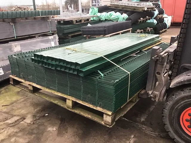 Europees fabrikaat 2d super 8/6/8mm lot panelen met palen en bevestigingen - afbeelding 1 van  8