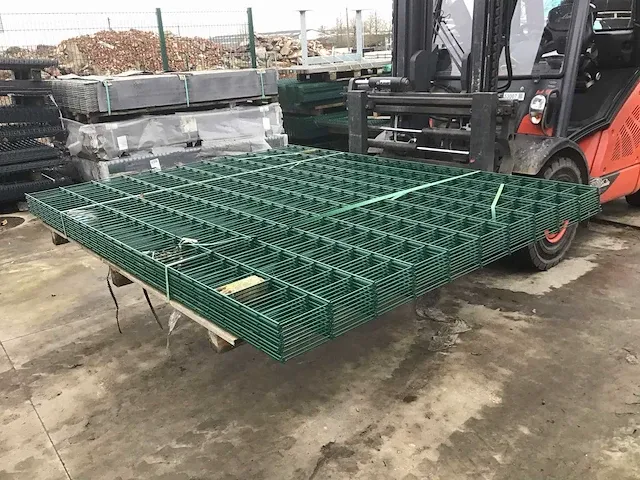 Europees fabrikaat 2d super 8/6/8mm partij panelen met palen en bevestigingen - afbeelding 1 van  10