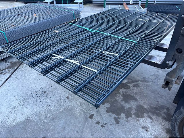 Europees fabrikaat 8/6/8mm dubbelstaafmat lot panelen met palen en bevestigingen - afbeelding 1 van  11
