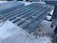 Europees fabrikaat 8/6/8mm dubbelstaafmat lot panelen met palen en bevestigingen - afbeelding 1 van  11