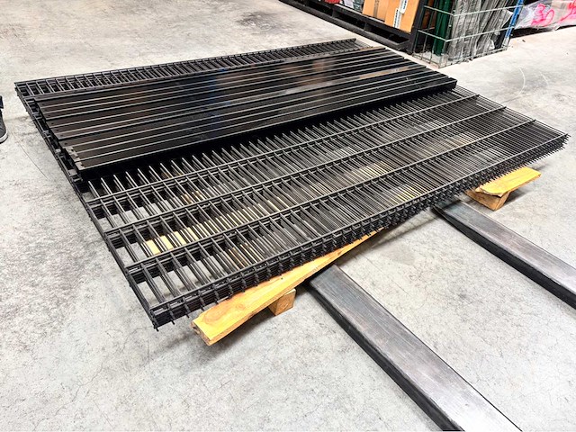 Europees fabrikaat dubbeldraadpanelen 6/5/6mm partij draadpanelen met palen en bevestigingen - afbeelding 2 van  9