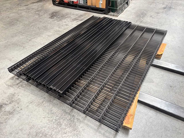 Europees fabrikaat dubbeldraadpanelen 6/5/6mm partij draadpanelen met palen en bevestigingen - afbeelding 1 van  9