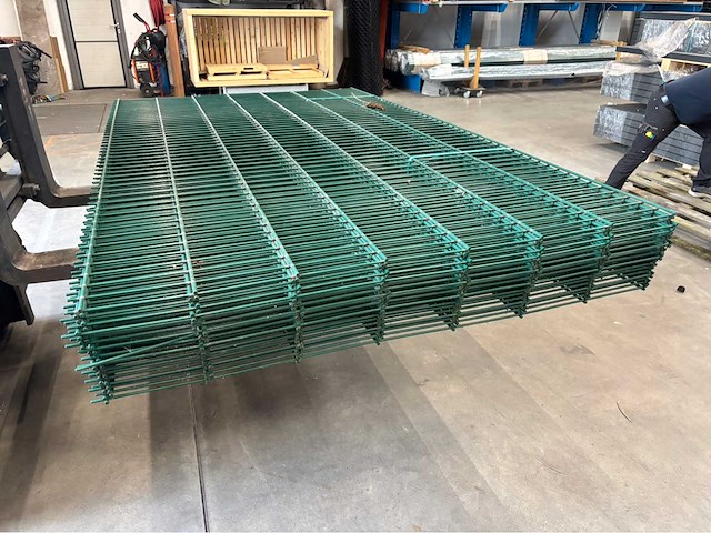 Europees fabrikaat dubbeldraadpanelen 8/6/8mm partij draadpanelen met palen en bevestiging - afbeelding 1 van  11