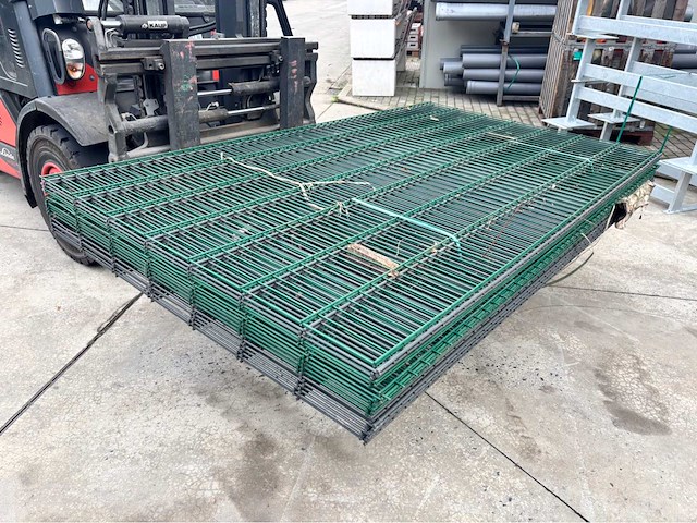 Europees fabrikaat dubbeldraadpanelen 8/6/8mm partij draadpanelen met palen en bevestiging - afbeelding 3 van  8
