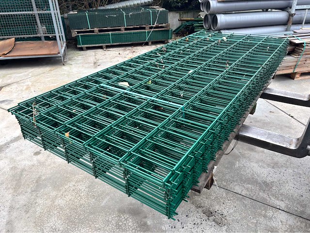Europees fabrikaat dubbeldraadpanelen 8/6/8mm partij draadpanelen met palen en bevestiging - afbeelding 3 van  6