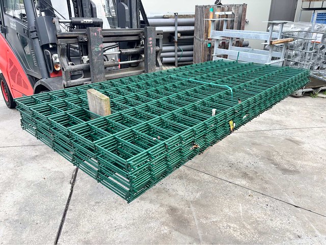 Europees fabrikaat dubbeldraadpanelen 8/6/8mm partij draadpanelen met palen en bevestiging - afbeelding 3 van  6