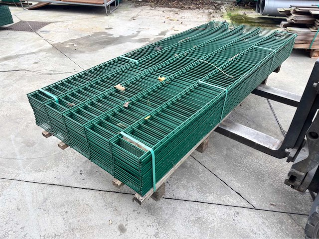 Europees fabrikaat dubbeldraadpanelen 8/6/8mm partij draadpanelen met palen en bevestiging - afbeelding 1 van  11