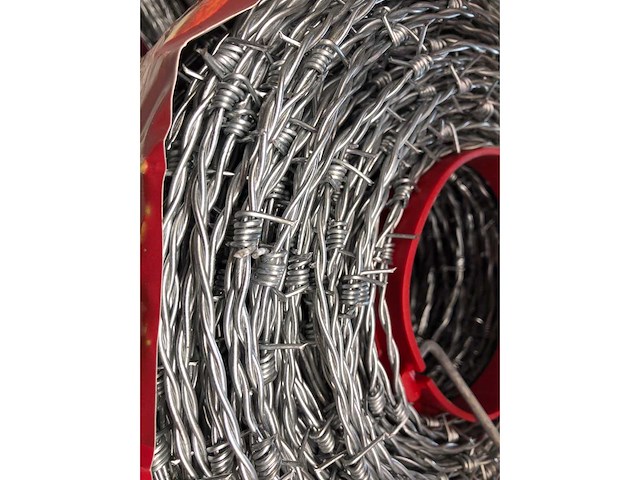 Europees fabrikaat lot prikkeldraad - afbeelding 2 van  4