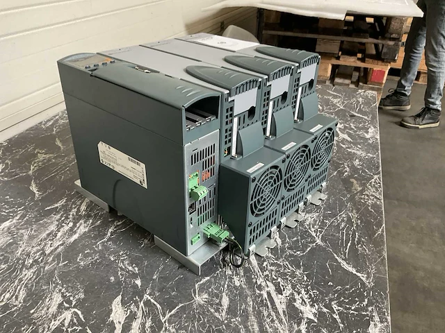 Eurotherm epower 3ph-160a frequentieregelaar - afbeelding 2 van  4