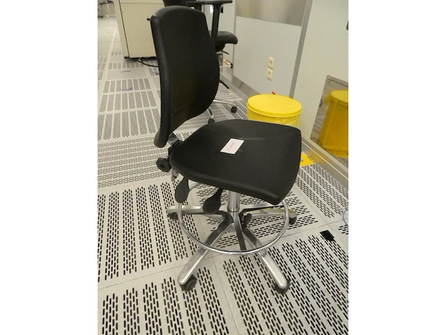 Fabcontent - cleanroom chair oxford, damaged - afbeelding 1 van  2